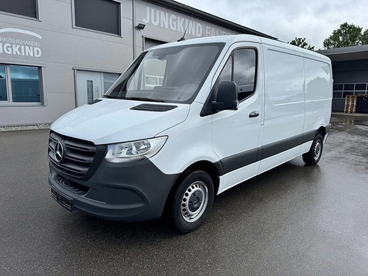 Mercedes-Benz Sprinter 215 CDI Flach Lang Klima FWD - Kastenwagen: das Bild 1 Mercedes-Benz Sprinter 215 CDI Flach Lang Klima FWD - Kastenwagen: das Bild 1