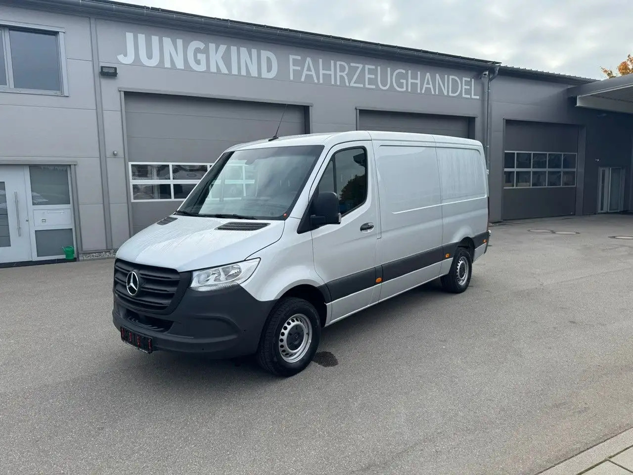 Mercedes-Benz Sprinter 317 CDI Flach Lang Silber Klima MBUX - Kastenwagen: das Bild 1 Mercedes-Benz Sprinter 317 CDI Flach Lang Silber Klima MBUX - Kastenwagen: das Bild 1