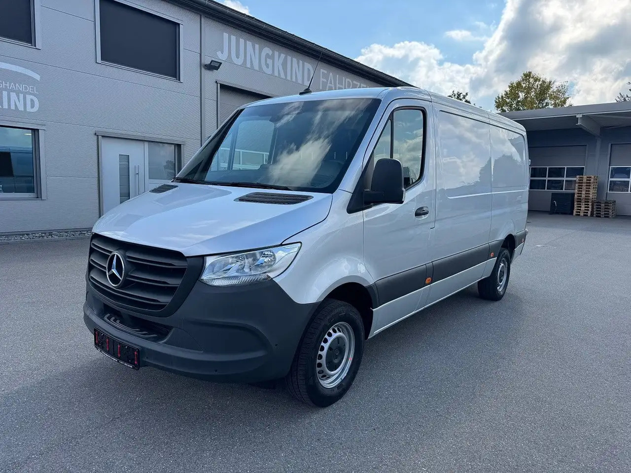 Mercedes-Benz Sprinter 317 CDI Lang Silber MBUX RWD Klima - Kastenwagen: das Bild 1 Mercedes-Benz Sprinter 317 CDI Lang Silber MBUX RWD Klima - Kastenwagen: das Bild 1
