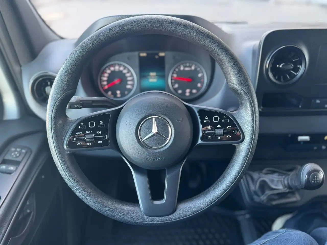 Mercedes-Benz Sprinter 317 CDI Maxi Lang Silber Klima MBUX AHK - Kastenwagen: das Bild 4 Mercedes-Benz Sprinter 317 CDI Maxi Lang Silber Klima MBUX AHK - Kastenwagen: das Bild 4