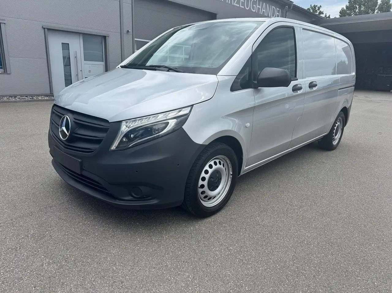 Mercedes-Benz Vito 114 CDI Kompakt Silber Klima Bott - Kastenwagen: das Bild 1 Mercedes-Benz Vito 114 CDI Kompakt Silber Klima Bott - Kastenwagen: das Bild 1
