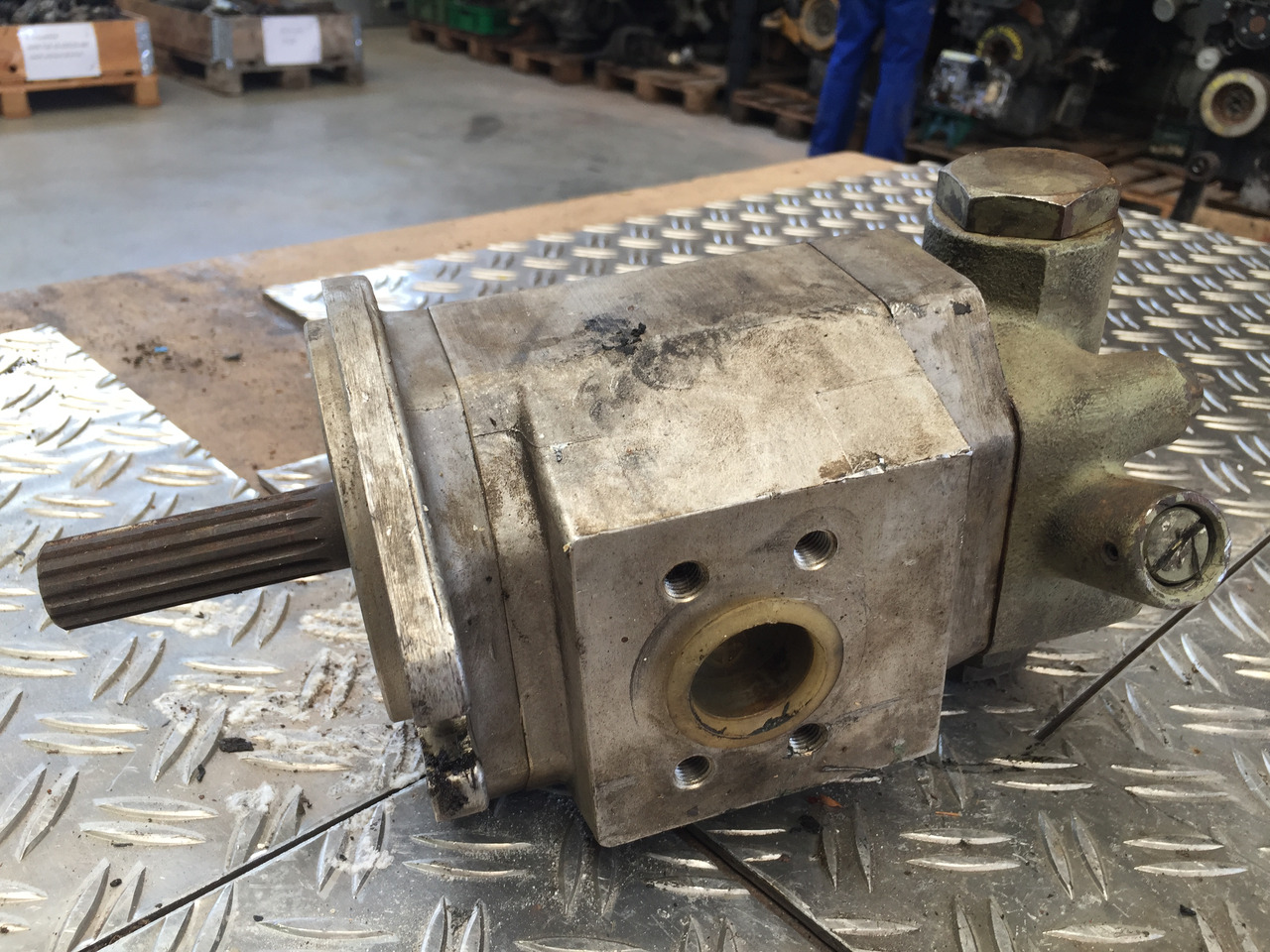 Gebrauchte Hydraulikpumpe, MAN, Artikel-Nr. : 25 - 48L383, 90 - 845 - Hydraulikpumpe für LKW: das Bild 5 Gebrauchte Hydraulikpumpe, MAN, Artikel-Nr. : 25 - 48L383, 90 - 845 - Hydraulikpumpe für LKW: das Bild 5