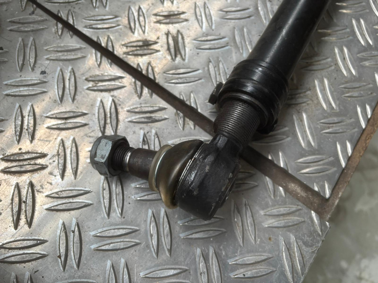 Gebrauchte MAN TGL 8.180 Spurstange / Lenkstange, Artikel - Nr. : 81.46610 - 6820 - Spurstange für LKW: das Bild 4 Gebrauchte MAN TGL 8.180 Spurstange / Lenkstange, Artikel - Nr. : 81.46610 - 6820 - Spurstange für LKW: das Bild 4