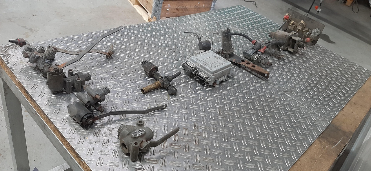 Gebrauchte diverse MAN + MB Luftventile, Steuerventile u. Steuergerät, Artikel - Nr. : 81.99999 - - Steuergerät für LKW: das Bild 3 Gebrauchte diverse MAN + MB Luftventile, Steuerventile u. Steuergerät, Artikel - Nr. : 81.99999 - - Steuergerät für LKW: das Bild 3