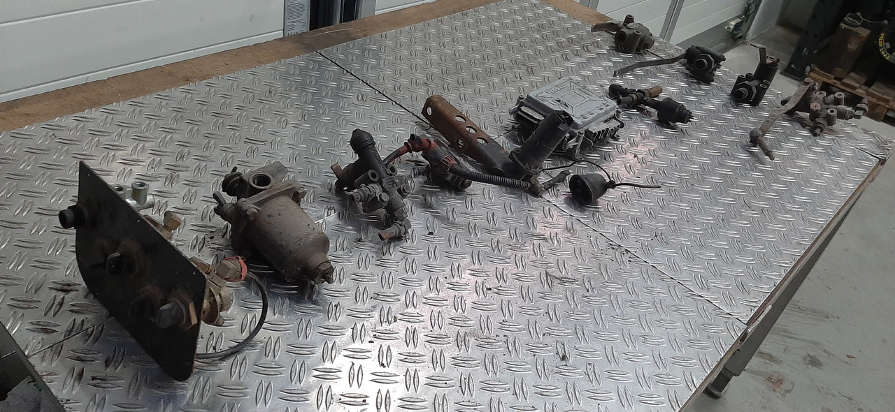 Gebrauchte diverse MAN + MB Luftventile, Steuerventile u. Steuergerät, Artikel - Nr. : 81.99999 - - Steuergerät für LKW: das Bild 4 Gebrauchte diverse MAN + MB Luftventile, Steuerventile u. Steuergerät, Artikel - Nr. : 81.99999 - - Steuergerät für LKW: das Bild 4