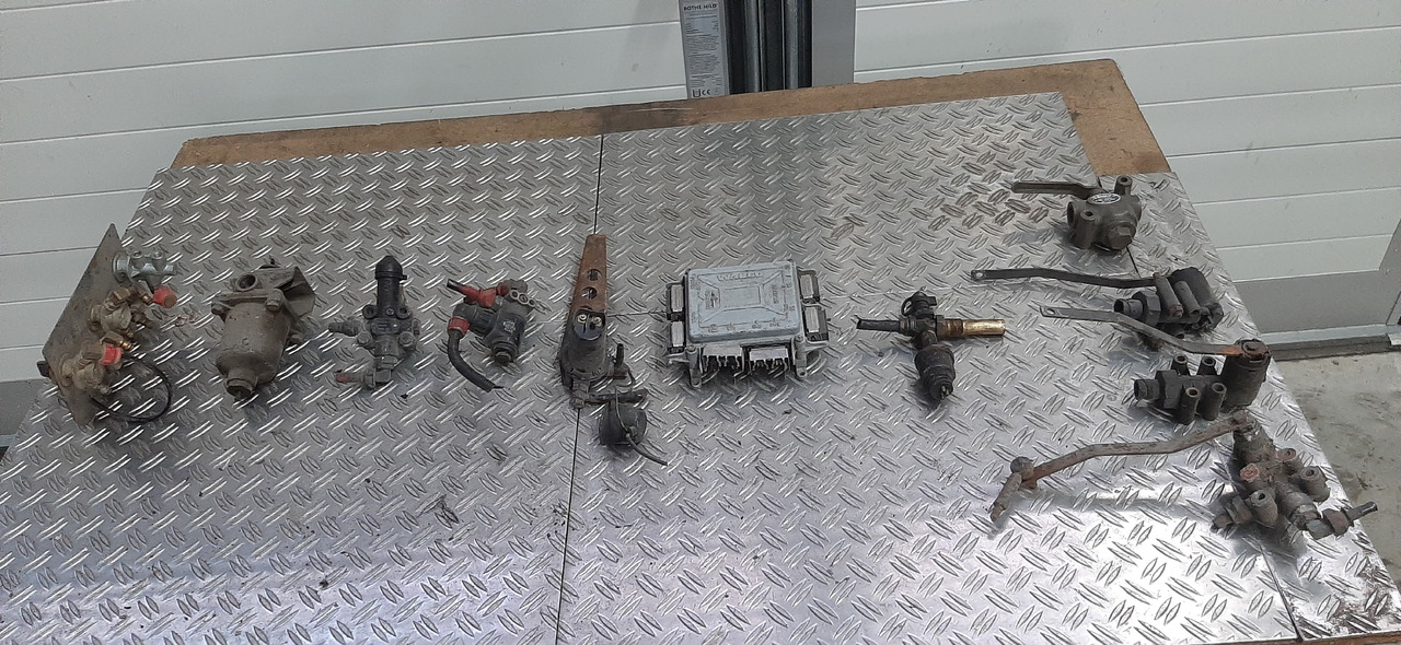 Gebrauchte diverse MAN + MB Luftventile, Steuerventile u. Steuergerät, Artikel - Nr. : 81.99999 - - Steuergerät für LKW: das Bild 1 Gebrauchte diverse MAN + MB Luftventile, Steuerventile u. Steuergerät, Artikel - Nr. : 81.99999 - - Steuergerät für LKW: das Bild 1