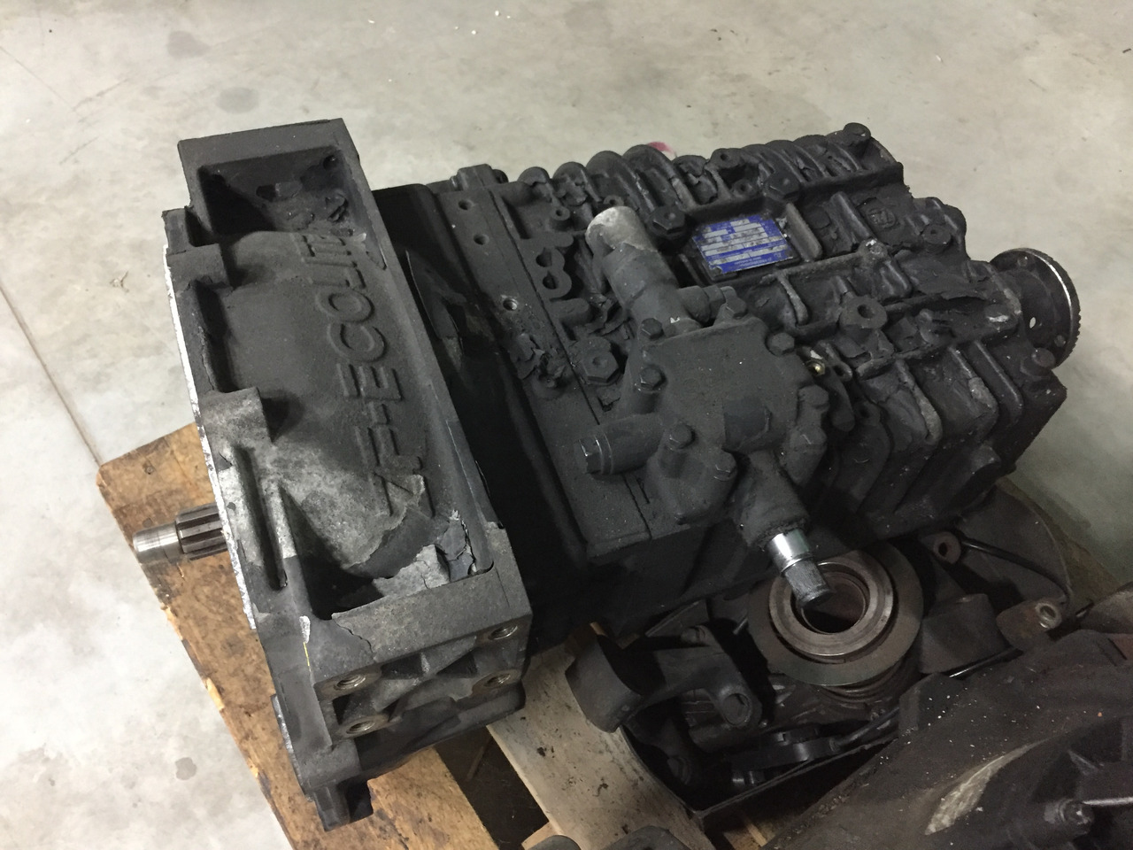 Gebrauchtes Getriebe MAN TGL 8.180, Typ : S6 - 850 TO LL, Artikel - Nr. : 81.32004 - 6139 - Getriebe für LKW: das Bild 4 Gebrauchtes Getriebe MAN TGL 8.180, Typ : S6 - 850 TO LL, Artikel - Nr. : 81.32004 - 6139 - Getriebe für LKW: das Bild 4