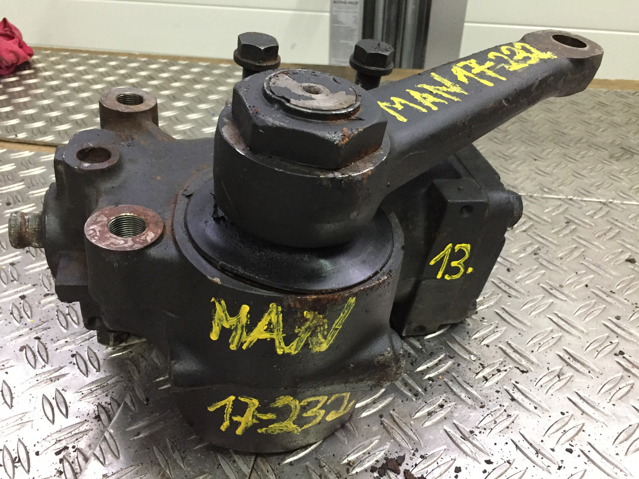 Gebrauchtes Lenkgetriebe MAN F90, 17.232, Artikel - Nr.: 81.9999 - 9999 - Lenkgetriebe für LKW: das Bild 1 Gebrauchtes Lenkgetriebe MAN F90, 17.232, Artikel - Nr.: 81.9999 - 9999 - Lenkgetriebe für LKW: das Bild 1