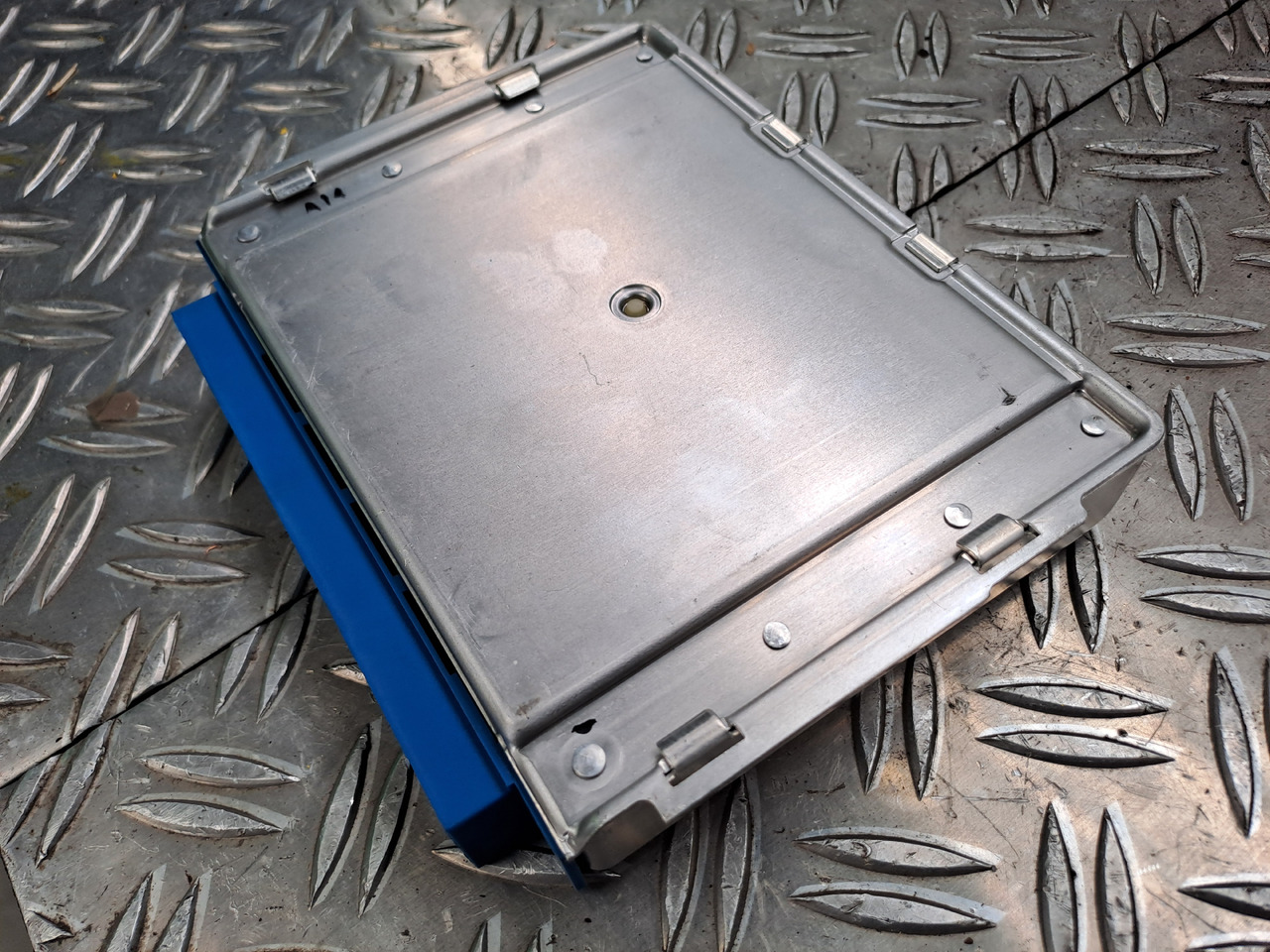 Gebrauchtes MAN TGX 26.440 EBS Steuergerät Brems - / Fahrdynamik, Artikel - Nr. : 81.25808 - 7053 - Steuergerät für LKW: das Bild 3 Gebrauchtes MAN TGX 26.440 EBS Steuergerät Brems - / Fahrdynamik, Artikel - Nr. : 81.25808 - 7053 - Steuergerät für LKW: das Bild 3