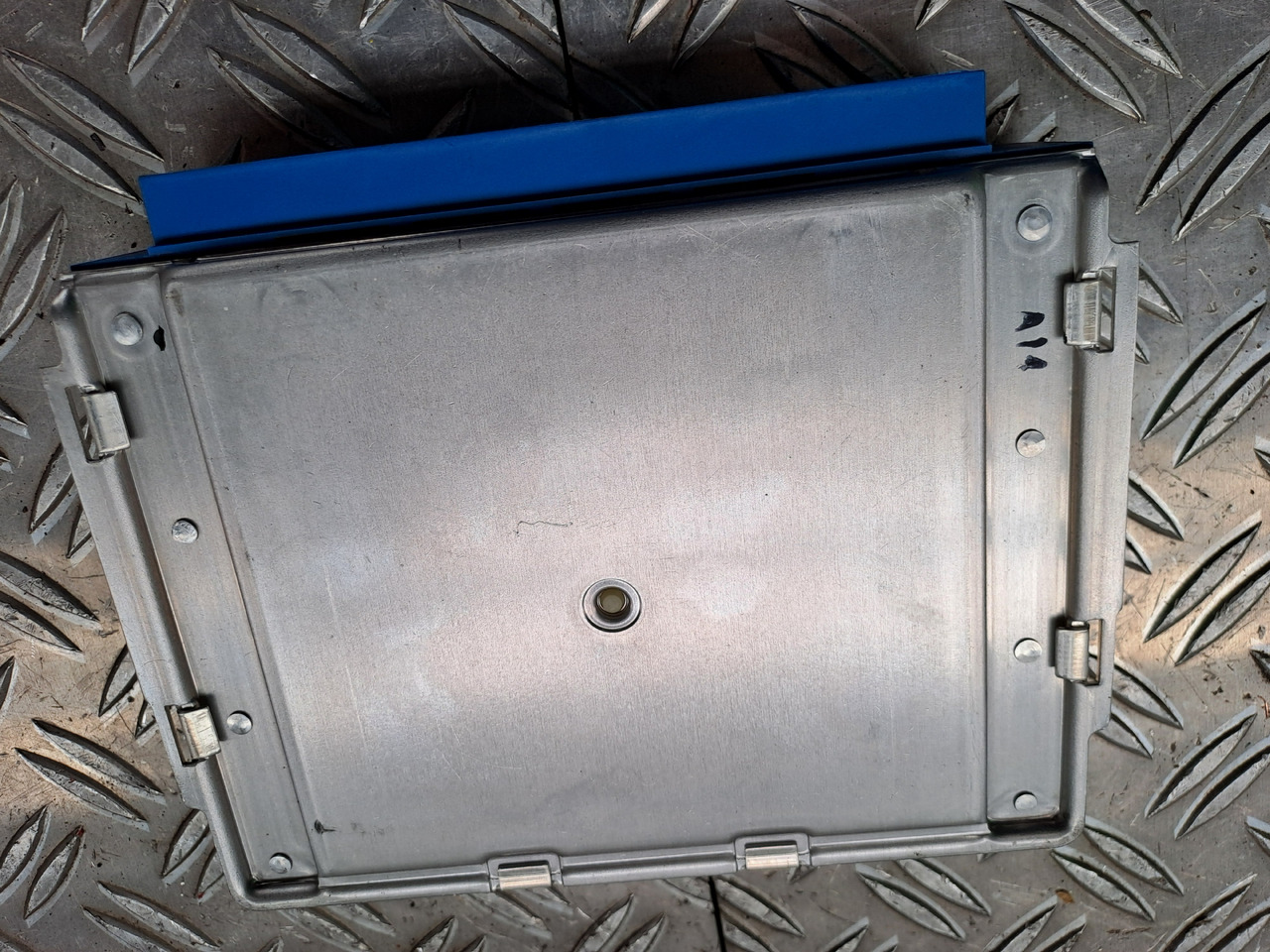 Gebrauchtes MAN TGX 26.440 EBS Steuergerät Brems - / Fahrdynamik, Artikel - Nr. : 81.25808 - 7053 - Steuergerät für LKW: das Bild 2 Gebrauchtes MAN TGX 26.440 EBS Steuergerät Brems - / Fahrdynamik, Artikel - Nr. : 81.25808 - 7053 - Steuergerät für LKW: das Bild 2