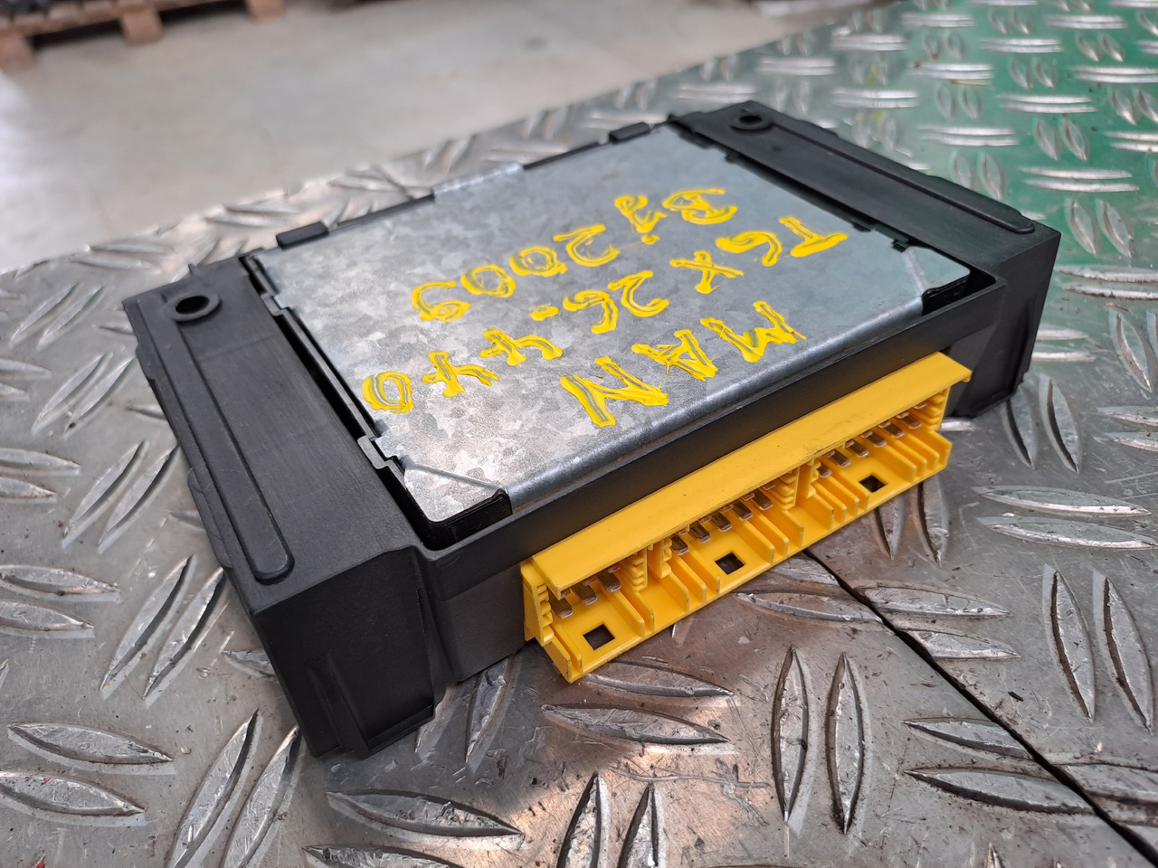 Gebrauchtes MAN TGX 26.440 Steuergerät Luftfederung ECAS 6x2, Artikel - Nr. : 81.25811 – 7020 - Steuergerät für LKW: das Bild 3 Gebrauchtes MAN TGX 26.440 Steuergerät Luftfederung ECAS 6x2, Artikel - Nr. : 81.25811 – 7020 - Steuergerät für LKW: das Bild 3