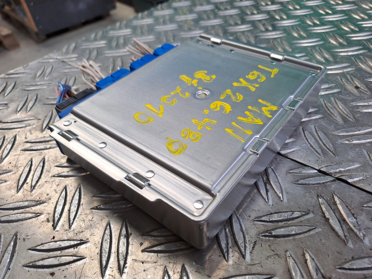 Gebrauchtes MAN TGX 26.480 Steuergerät EBS 5, elektr. Bremssystem , Artikel - Nr.: 81.25808 - 7053 - Steuergerät für LKW: das Bild 3 Gebrauchtes MAN TGX 26.480 Steuergerät EBS 5, elektr. Bremssystem , Artikel - Nr.: 81.25808 - 7053 - Steuergerät für LKW: das Bild 3