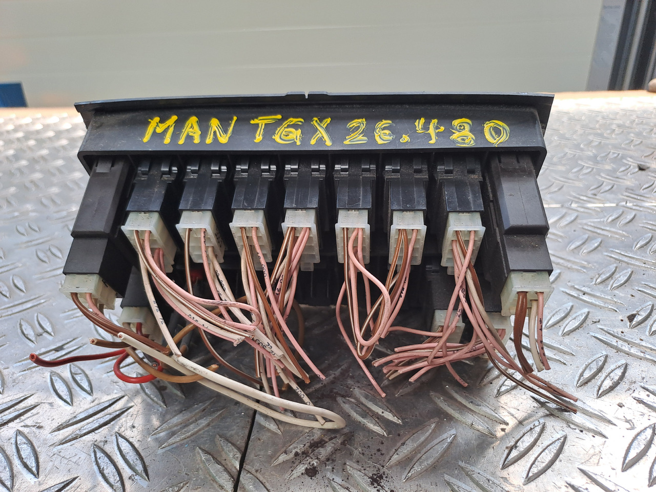 Gebrauchtes MAN TGX 26.480 Steuergerät ECAS Luftfederung , Artikel - Nr. : 81.25525 - 0211 - Steuergerät für LKW: das Bild 5 Gebrauchtes MAN TGX 26.480 Steuergerät ECAS Luftfederung , Artikel - Nr. : 81.25525 - 0211 - Steuergerät für LKW: das Bild 5