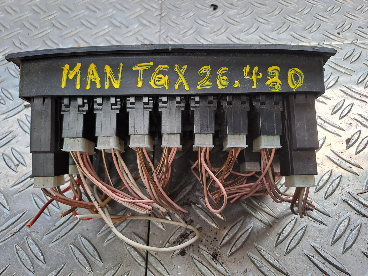 Gebrauchtes MAN TGX 26.480 Steuergerät ECAS Luftfederung , Artikel - Nr. : 81.25525 - 0211 - Steuergerät für LKW: das Bild 4 Gebrauchtes MAN TGX 26.480 Steuergerät ECAS Luftfederung , Artikel - Nr. : 81.25525 - 0211 - Steuergerät für LKW: das Bild 4