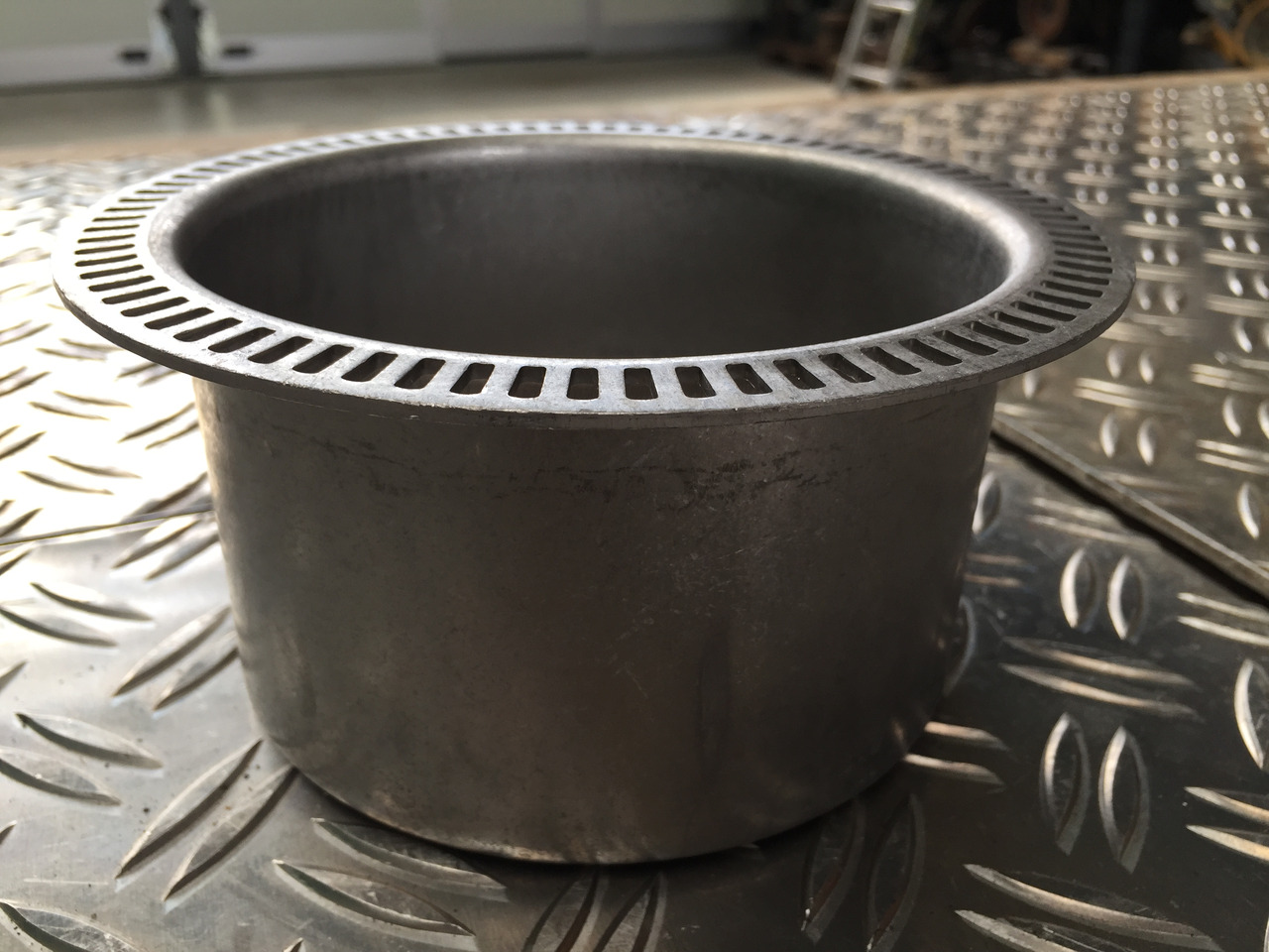 Neuwertige MAN L 2000 Impulsrad Hinterachse Nabe ABS , Artikel - Nr. : 81.52403 - 0028 - Hinterachse für LKW: das Bild 2 Neuwertige MAN L 2000 Impulsrad Hinterachse Nabe ABS , Artikel - Nr. : 81.52403 - 0028 - Hinterachse für LKW: das Bild 2