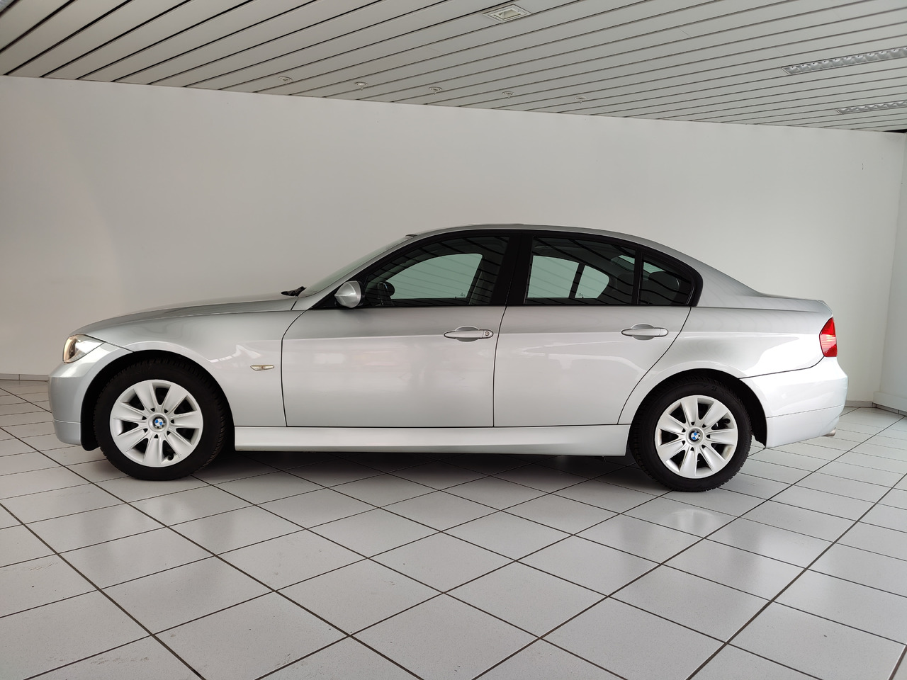 BMW 320i Audiosystem Professional, Automatik, PDC, Licht-Paket - Limousine: das Bild 2 BMW 320i Audiosystem Professional, Automatik, PDC, Licht-Paket - Limousine: das Bild 2