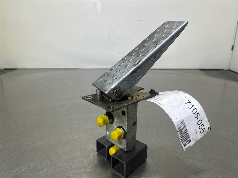 Terex TW150-Atlas 6049419/6047885-Gas pedal - Fahrerhaus und Interieur für Baumaschine: das Bild 5 Terex TW150-Atlas 6049419/6047885-Gas pedal - Fahrerhaus und Interieur für Baumaschine: das Bild 5
