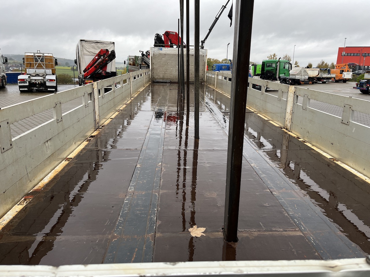 Meusburger MPS-3 Auflieger mit Kran HMF 1510 K-4 Lenkachse - Pritschenauflieger/ Plattformauflieger: das Bild 2 Meusburger MPS-3 Auflieger mit Kran HMF 1510 K-4 Lenkachse - Pritschenauflieger/ Plattformauflieger: das Bild 2