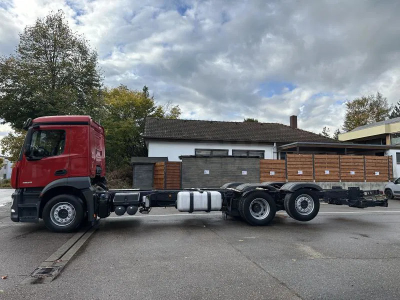 Mercedes-Benz 2532 LL 6x2 LANGES Fahrgestell Intarder Lenkachse - Fahrgestell LKW: das Bild 2 Mercedes-Benz 2532 LL 6x2 LANGES Fahrgestell Intarder Lenkachse - Fahrgestell LKW: das Bild 2