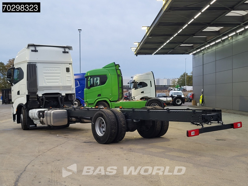 Iveco S-Way 420 4X2 NEW! Chassis, Automatic Standklima 2xTanks Euro 6 - Fahrgestell LKW: das Bild 2 Iveco S-Way 420 4X2 NEW! Chassis, Automatic Standklima 2xTanks Euro 6 - Fahrgestell LKW: das Bild 2