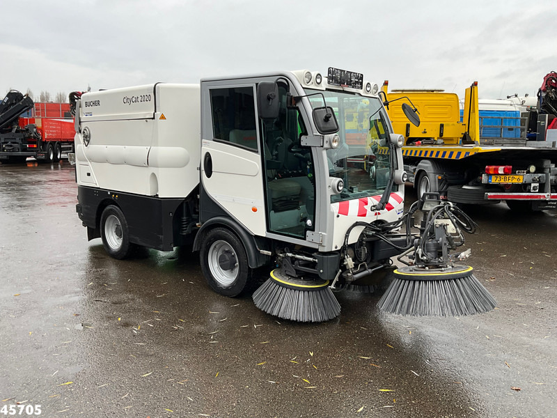 Bucher Citycat 2020 with 3-rd brush - Kehrmaschine: das Bild 4 Bucher Citycat 2020 with 3-rd brush - Kehrmaschine: das Bild 4