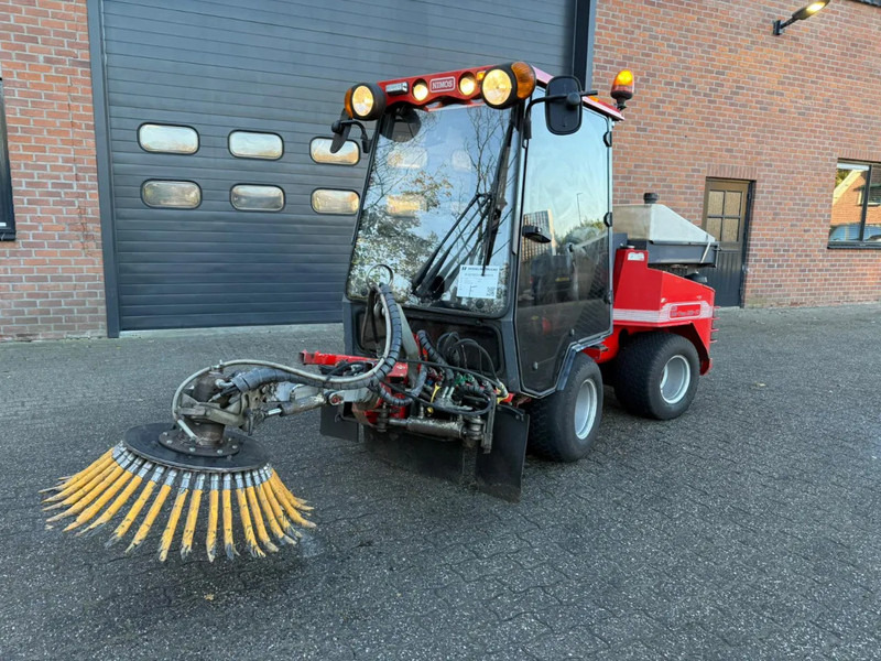 Nimos DM-Trac 205 OKB-70- Onkruidborstelmachine Werktuigendrager 4X Hydraulische functie - Kehrsaugmaschine: das Bild 1 Nimos DM-Trac 205 OKB-70- Onkruidborstelmachine Werktuigendrager 4X Hydraulische functie - Kehrsaugmaschine: das Bild 1