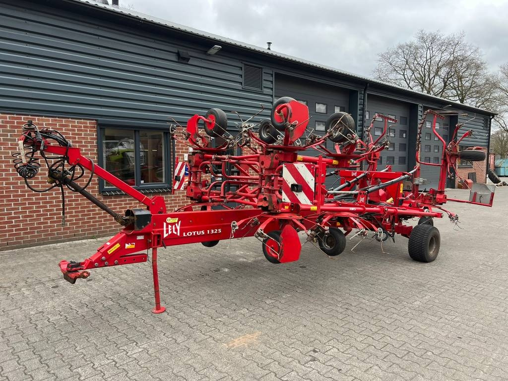 Lely Lotus 1325 - Heuwender/ Wenderechen: das Bild 1 Lely Lotus 1325 - Heuwender/ Wenderechen: das Bild 1