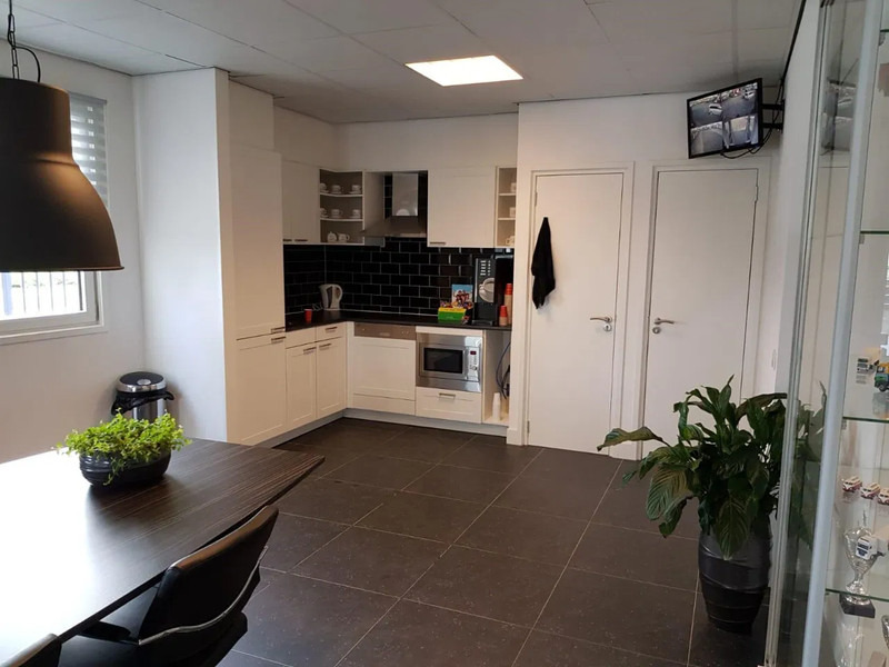 Bosch 100M2 COMPLETE OFFICE UNIT, FOTOS BEFORE AND AFTER / 2OFFICE + TOILET + KITCHEN + KANTOOR - Werkstattgerät: das Bild 5 Bosch 100M2 COMPLETE OFFICE UNIT, FOTOS BEFORE AND AFTER / 2OFFICE + TOILET + KITCHEN + KANTOOR - Werkstattgerät: das Bild 5