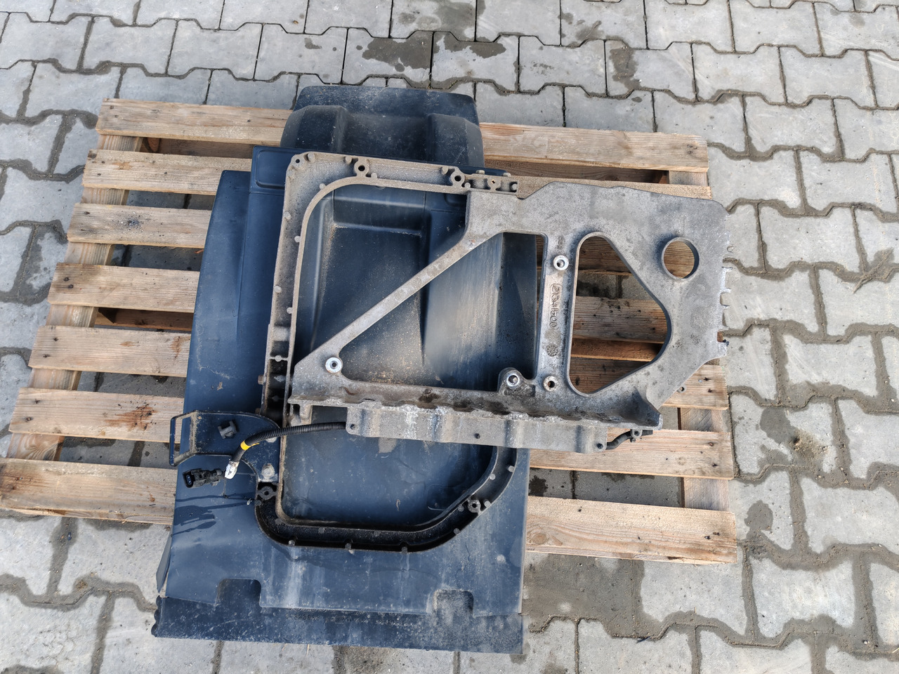 VOLVO FH FM FMX /FRONT AXLE LEFT MODGUARD / COMPLETE - Karosserie und Außen: das Bild 2 VOLVO FH FM FMX /FRONT AXLE LEFT MODGUARD / COMPLETE - Karosserie und Außen: das Bild 2