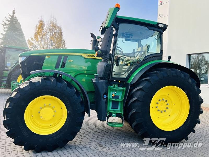 John Deere 6R 250 - Traktor: das Bild 3 John Deere 6R 250 - Traktor: das Bild 3