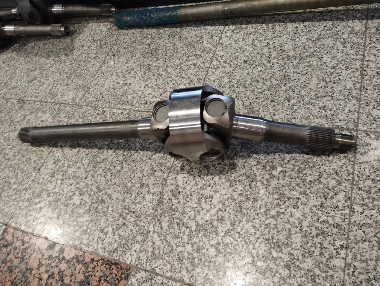 MERCEDES-BENZ PÓŁOŚ NAPĘDOWA DRIVE SHAFT 1824 1827 SK AL3 4x4 6523300301 - Achse und Teile: das Bild 1 MERCEDES-BENZ PÓŁOŚ NAPĘDOWA DRIVE SHAFT 1824 1827 SK AL3 4x4 6523300301 - Achse und Teile: das Bild 1