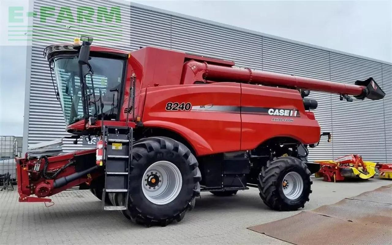 Case-IH axial flow 8240 med 30 fods vario skærebord - Mähdrescher: das Bild 2 Case-IH axial flow 8240 med 30 fods vario skærebord - Mähdrescher: das Bild 2