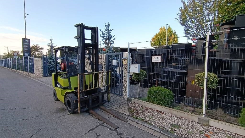 Clark CGP 25 Duplex, hydr. Seitenschieber, Hubhöhe 4,15 - Treibgasstapler: das Bild 3 Clark CGP 25 Duplex, hydr. Seitenschieber, Hubhöhe 4,15 - Treibgasstapler: das Bild 3