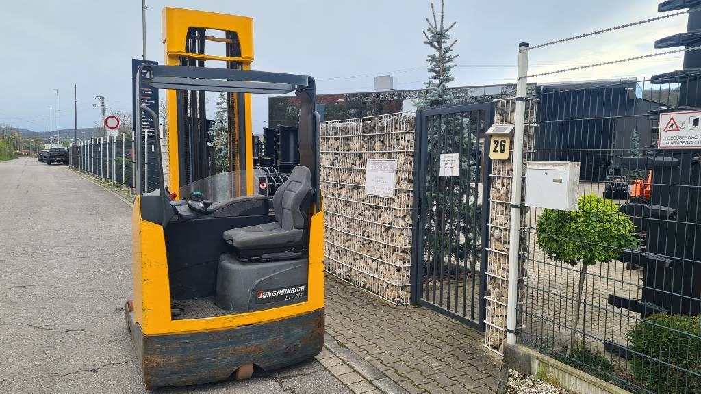 Jungheinrich ETV 216, Triplex, 6,9 m Hubhöhe, Hubkraft 1.600 kg - Schubmaststapler: das Bild 5 Jungheinrich ETV 216, Triplex, 6,9 m Hubhöhe, Hubkraft 1.600 kg - Schubmaststapler: das Bild 5