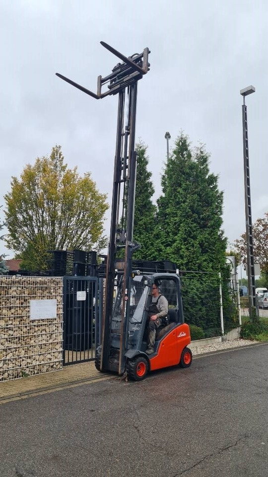 Linde H 20 D, Triplex, Seitenschieber, Positionierer - Dieselstapler: das Bild 1 Linde H 20 D, Triplex, Seitenschieber, Positionierer - Dieselstapler: das Bild 1