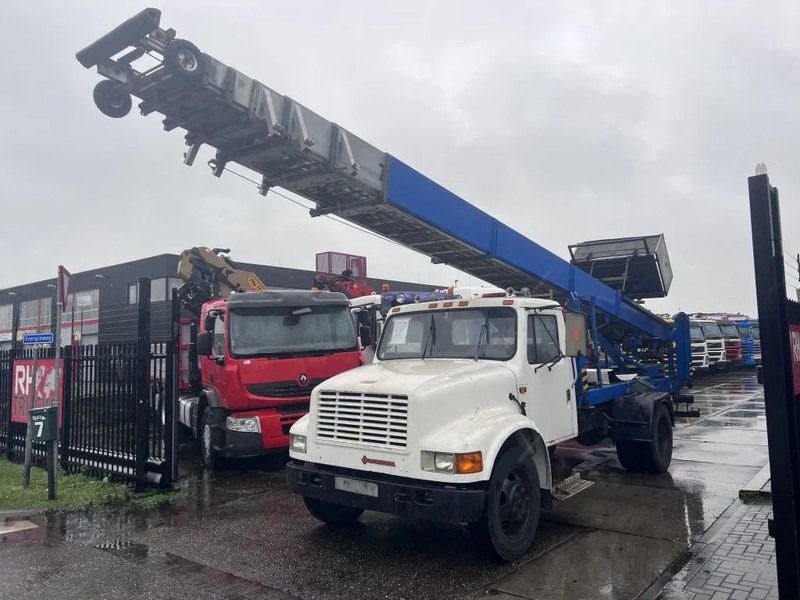 International 4600 4x2 210HP + TEUPEN hyLIFT - LKW: das Bild 1 International 4600 4x2 210HP + TEUPEN hyLIFT - LKW: das Bild 1