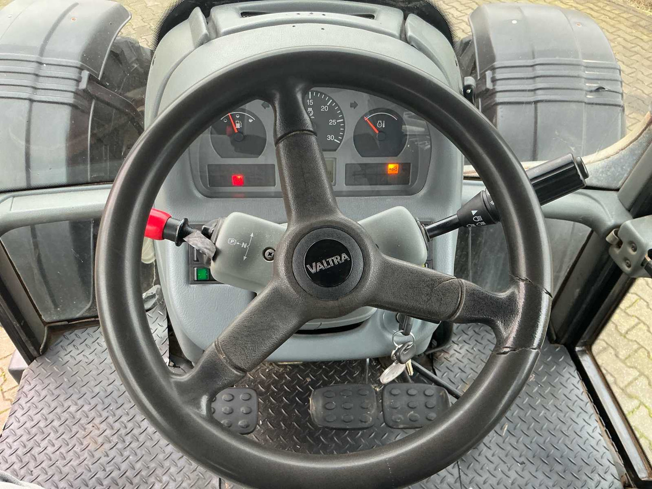 Traktor 2004 VALTRA T120 ALL-WHEEL DRIVE FARM TRACTOR: das Bild 17 Traktor 2004 VALTRA T120 ALL-WHEEL DRIVE FARM TRACTOR: das Bild 17