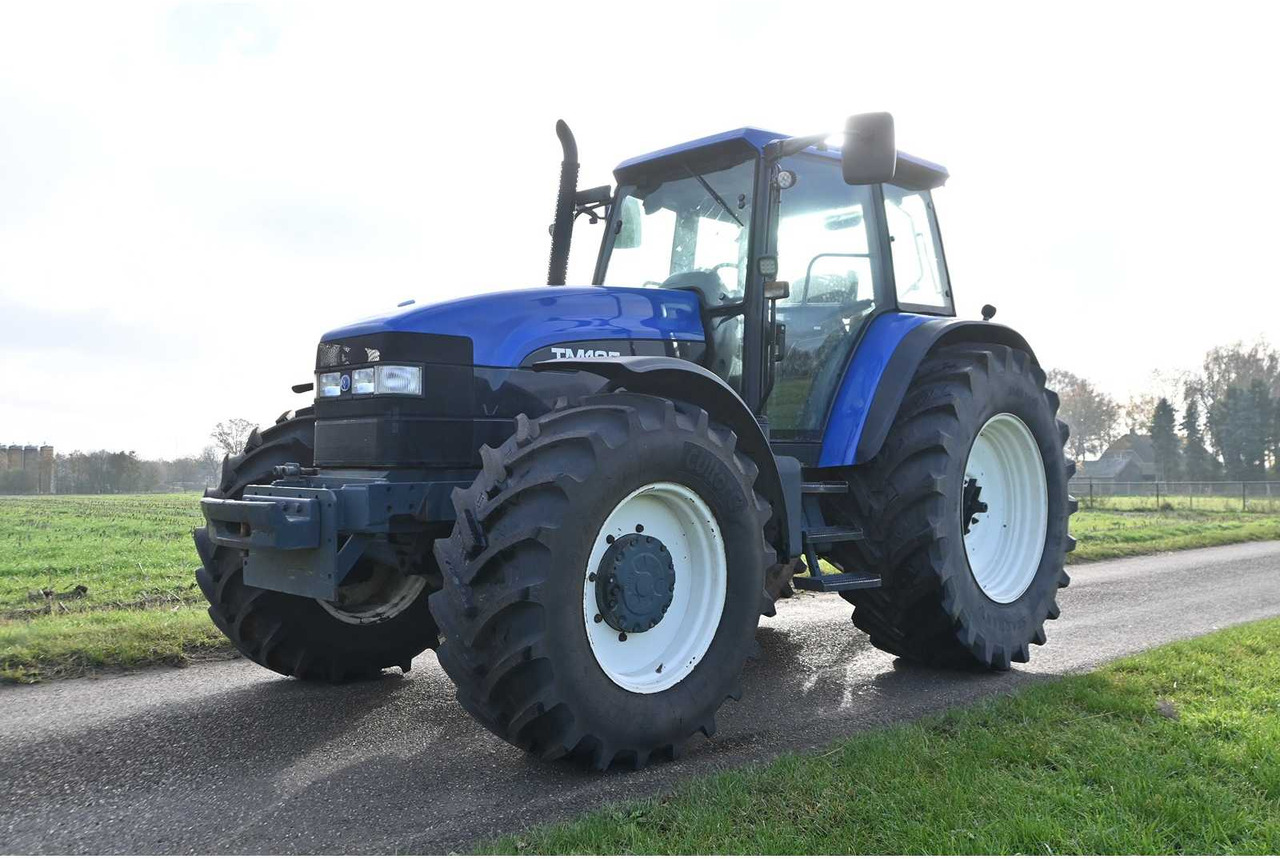NEW HOLLAND - 1998 - TM135 - ALL-WHEEL DRIVE FARM TRACTOR - Traktor: das Bild 1 NEW HOLLAND - 1998 - TM135 - ALL-WHEEL DRIVE FARM TRACTOR - Traktor: das Bild 1