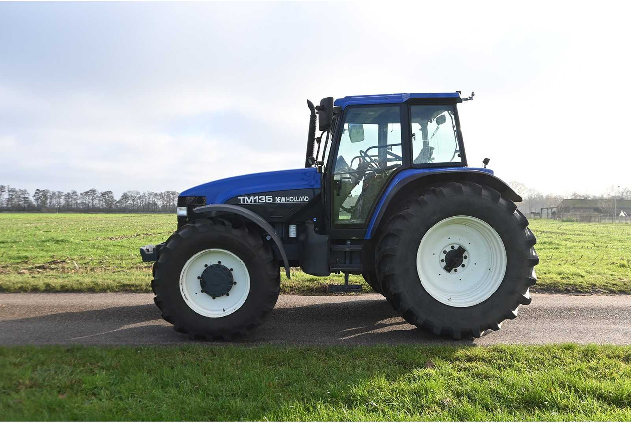 NEW HOLLAND - 1998 - TM135 - ALL-WHEEL DRIVE FARM TRACTOR - Traktor: das Bild 3 NEW HOLLAND - 1998 - TM135 - ALL-WHEEL DRIVE FARM TRACTOR - Traktor: das Bild 3