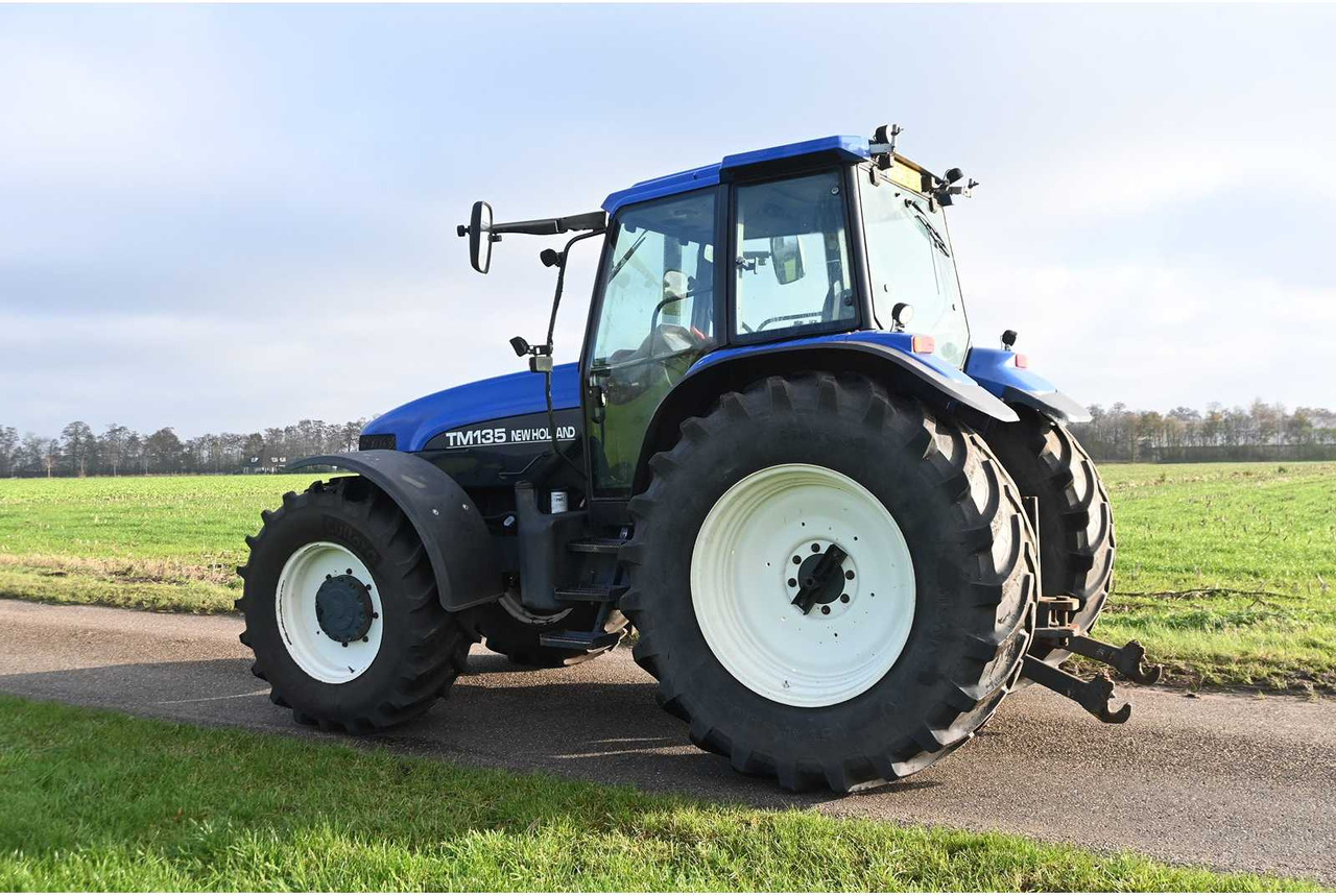 NEW HOLLAND - 1998 - TM135 - ALL-WHEEL DRIVE FARM TRACTOR - Traktor: das Bild 5 NEW HOLLAND - 1998 - TM135 - ALL-WHEEL DRIVE FARM TRACTOR - Traktor: das Bild 5