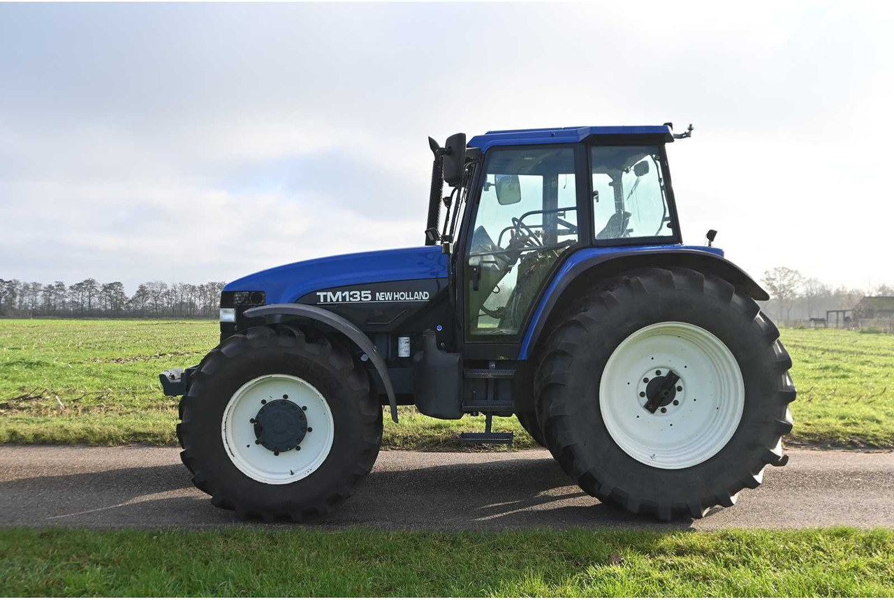 NEW HOLLAND - 1998 - TM135 - ALL-WHEEL DRIVE FARM TRACTOR - Traktor: das Bild 4 NEW HOLLAND - 1998 - TM135 - ALL-WHEEL DRIVE FARM TRACTOR - Traktor: das Bild 4