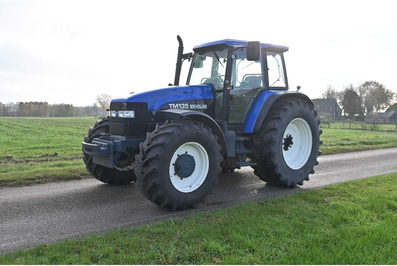 NEW HOLLAND - 1998 - TM135 - ALL-WHEEL DRIVE FARM TRACTOR - Traktor: das Bild 2 NEW HOLLAND - 1998 - TM135 - ALL-WHEEL DRIVE FARM TRACTOR - Traktor: das Bild 2