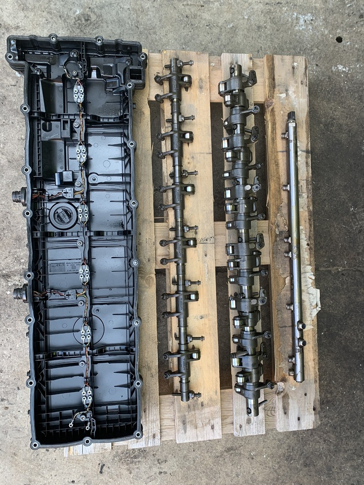 CYLINDER HEAD WITH VALVES,ROCKER SHAFT (INTAKE AND EXHAUST),REINFORCING FRAME ACTROS MP4 OM471 LA EURO 5 - Motor und Teile für LKW: das Bild 1 CYLINDER HEAD WITH VALVES,ROCKER SHAFT (INTAKE AND EXHAUST),REINFORCING FRAME ACTROS MP4 OM471 LA EURO 5 - Motor und Teile für LKW: das Bild 1
