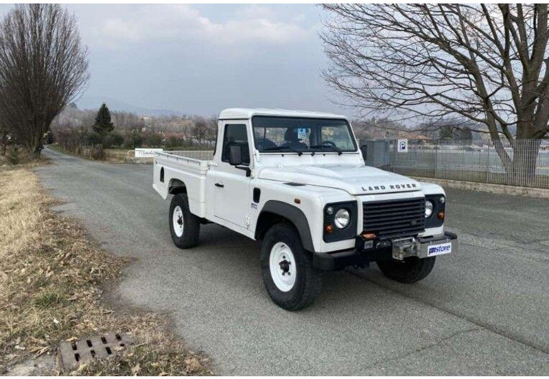 Land Rover Defender 110 - 2.2 Td4 4x4 Platós - Pritschenwagen: das Bild 2 Land Rover Defender 110 - 2.2 Td4 4x4 Platós - Pritschenwagen: das Bild 2