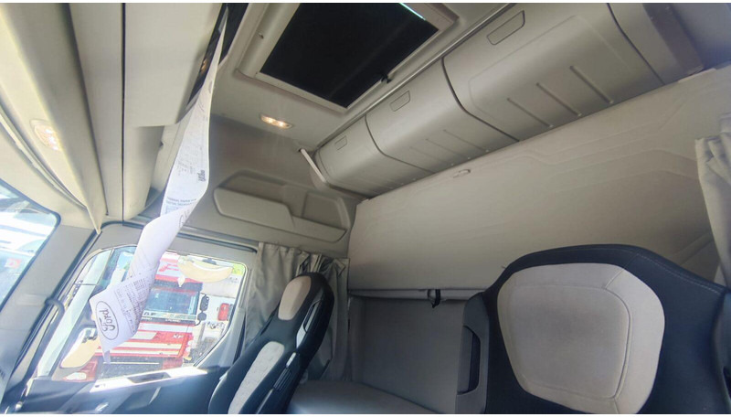 Sattelzugmaschine Ford F-Max 500 Lowdeck - MEGA: das Bild 16 Sattelzugmaschine Ford F-Max 500 Lowdeck - MEGA: das Bild 16