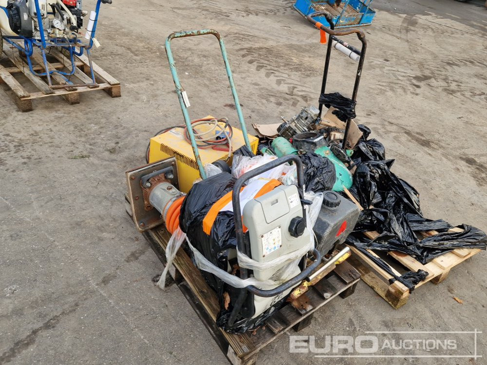 Pallet of Baterry Charger, Compaction Plates Spare Parts, Compaction Rammer - Baugeräte: das Bild 4 Pallet of Baterry Charger, Compaction Plates Spare Parts, Compaction Rammer - Baugeräte: das Bild 4
