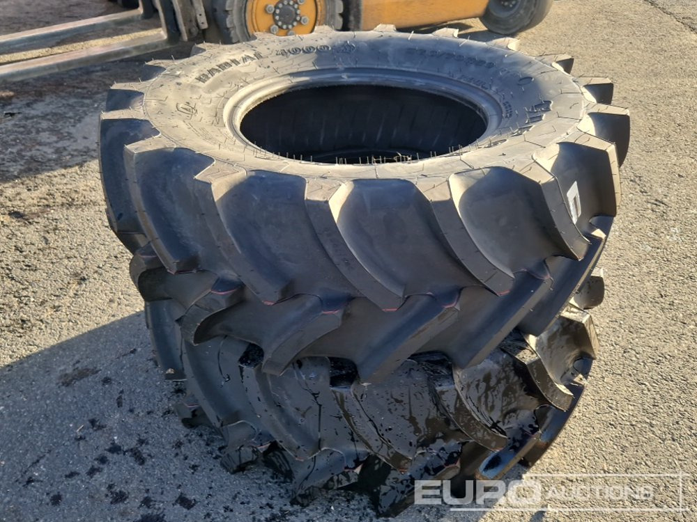 Unused 360/70R20 Tyres (2 of) - Reifen: das Bild 2 Unused 360/70R20 Tyres (2 of) - Reifen: das Bild 2