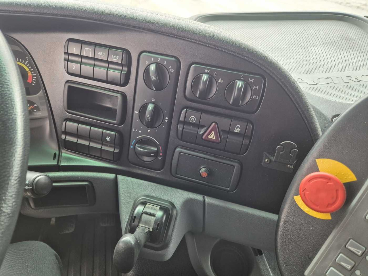 Kehrmaschine Mercedes-Benz Actros 2032 A 4x4 Bucher STKF 9500 Airport 30x: das Bild 13