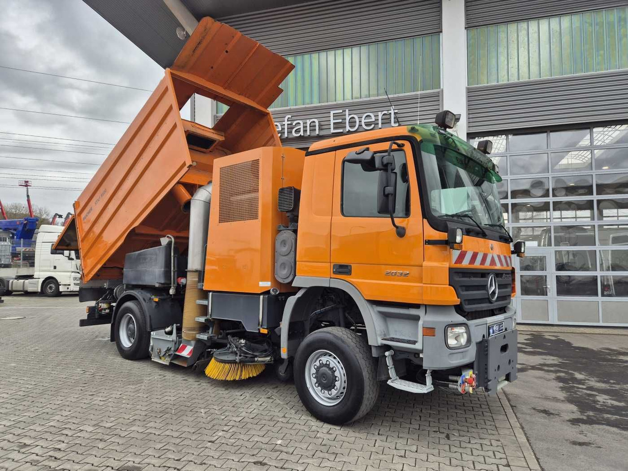 Mercedes-Benz Actros 2032 A 4x4 Bucher STKF 9500 Airport 30x - Kehrmaschine: das Bild 2 Mercedes-Benz Actros 2032 A 4x4 Bucher STKF 9500 Airport 30x - Kehrmaschine: das Bild 2