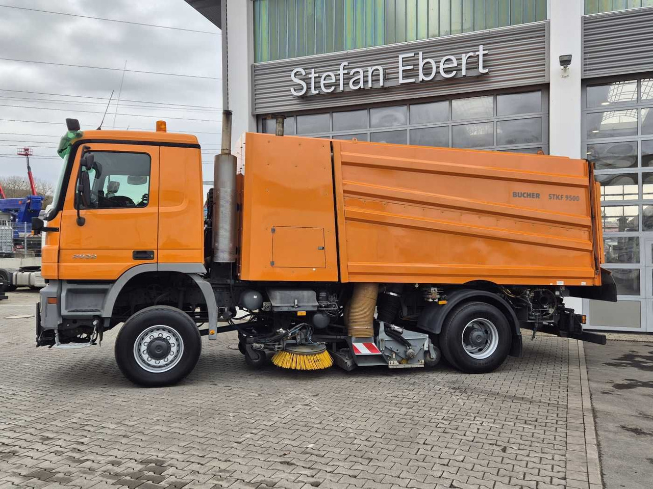 Mercedes-Benz Actros 2032 A 4x4 Bucher STKF 9500 Airport 30x - Kehrmaschine: das Bild 5 Mercedes-Benz Actros 2032 A 4x4 Bucher STKF 9500 Airport 30x - Kehrmaschine: das Bild 5